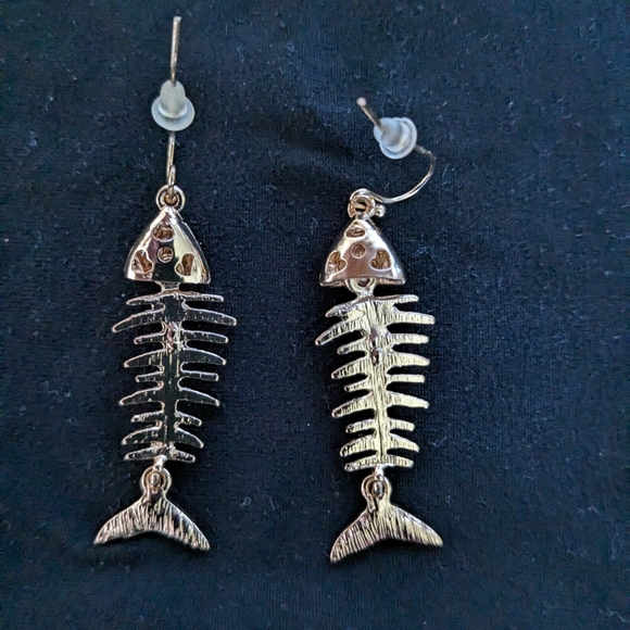 Fishbone design necklace and earrings. Gold tone. Like new. - Picture 5 of 8